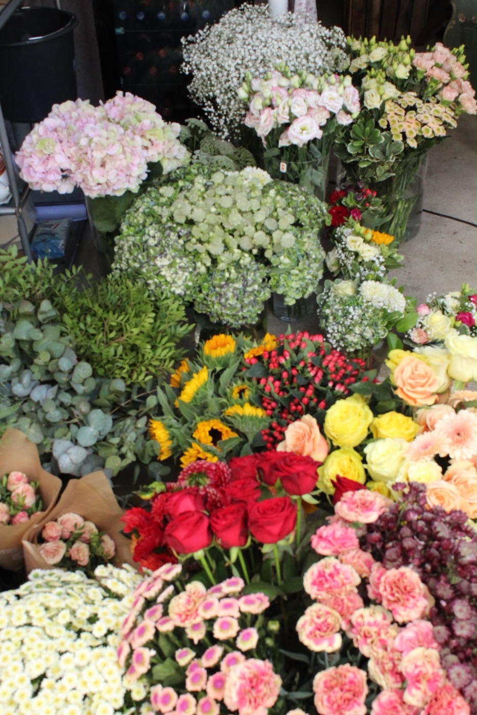 Florale Tischdekoration für eine Feier